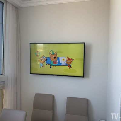 Телевизор на стене в светлой комнате